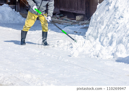 一個人在路上鏟雪 110269947