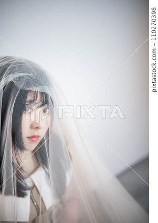 穿著薄紗的年輕女子 穿著薄紗的年輕女子 110270398