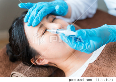 病人和整形醫師在上眼瞼凹陷處注射玻尿酸/溶脂針 病人和整形醫師在上眼瞼凹陷處注射玻尿酸/溶脂針 110271025