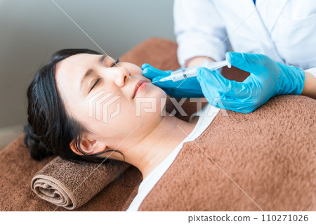 在嘴唇上塗玻尿酸的患者和整形醫生 110271026