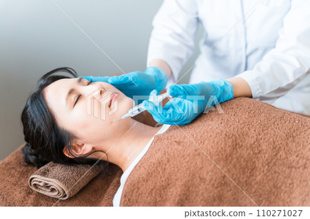 A patient who performs small face surgery, face contouring, hyaluronic acid, Botox, and lipolytic injections on the face and a cosmetic surgeon 110271027