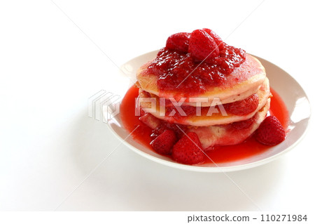 Strawberry pancakes with strawberry sauce Strawberry pancakes with strawberry sauce 110271984