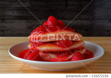 草莓煎餅配草莓醬 110272156