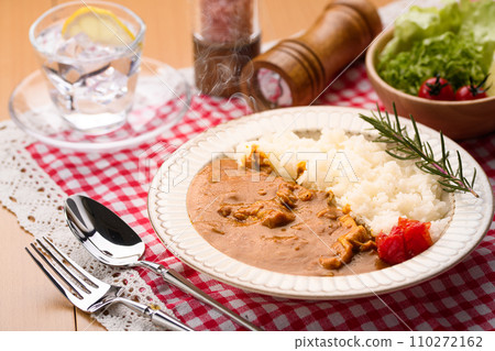 濃鬱的奶油咖哩雞，帶有鮮奶油、番茄和香草的濃鬱味道 110272162