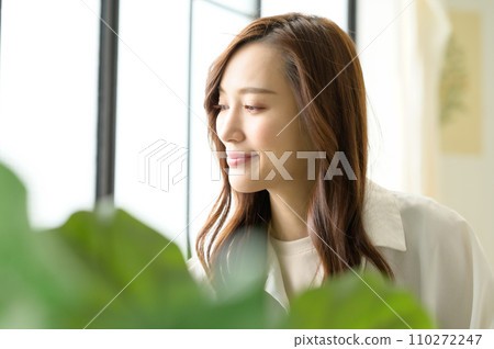 享受室內植物的女人 110272247