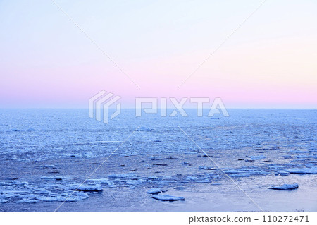 隆冬北海道鄂霍次克海的流冰與日出 110272471