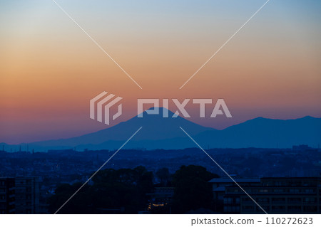 從橫濱港未來地區可以看到美麗的富士山日落 從橫濱港未來地區可以看到美麗的富士山日落 110272623
