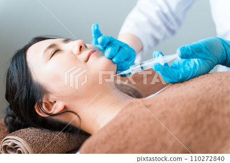 接受下巴抽脂/溶脂注射的患者和整容醫生 接受下巴抽脂/溶脂注射的患者和整容醫生 110272840
