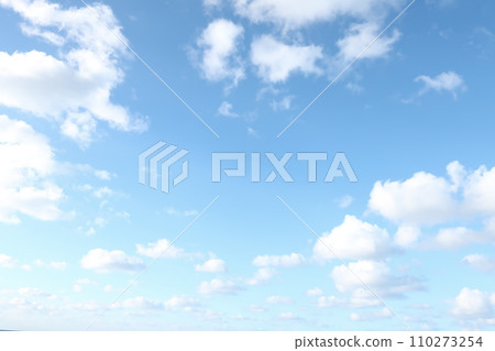 藍天天空雲冬日天空背景背景素材 藍天天空雲冬日天空背景背景素材 110273254