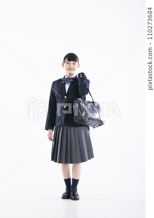 國中女孩肖像白色背景女孩國中學生看著相機 110273684