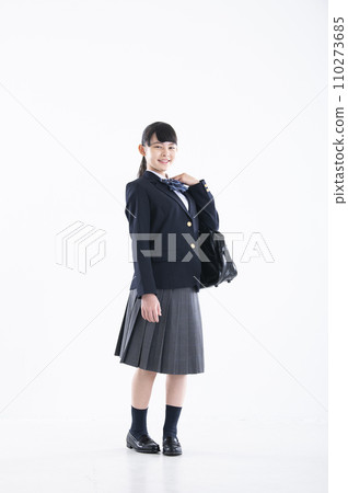 國中女孩肖像白色背景女孩國中學生看著相機 110273685