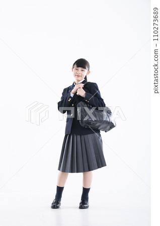 國中女孩肖像白色背景女孩國中學生看著相機 110273689