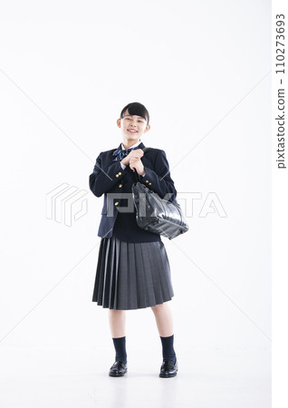 國中女孩肖像白色背景女孩國中學生看著相機 110273693