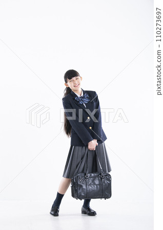 國中女孩肖像白色背景女孩國中學生看著相機 110273697