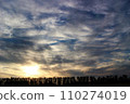 多雲的日落天空和成排的白楊樹 110274019