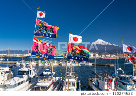 [Shizuoka Prefecture] Mt. Fuji, a fishing boat raising a big catch flag, Tagonoura Port welcoming the new year 110274628
