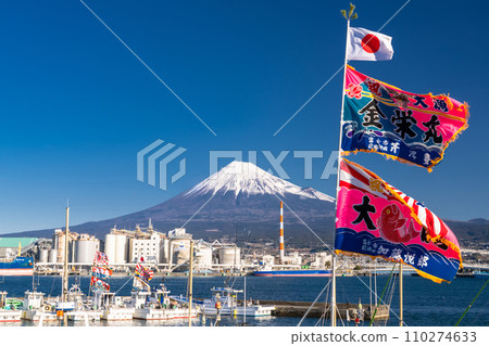 【靜岡縣】富士山,漁船高舉大漁旗,田子浦港迎接新年 【靜岡縣】富士山,漁船高舉大漁旗,田子浦港迎接新年 110274633