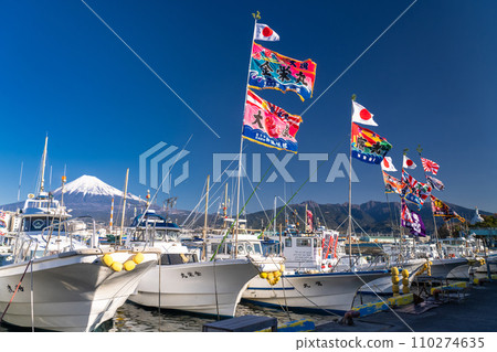 【靜岡縣】富士山,漁船高舉大漁旗,田子浦港迎接新年 【靜岡縣】富士山,漁船高舉大漁旗,田子浦港迎接新年 110274635