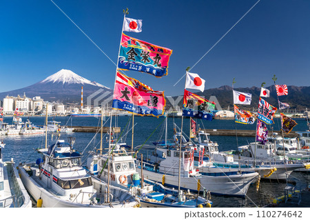 【靜岡縣】富士山,漁船高舉大漁旗,田子浦港迎接新年 【靜岡縣】富士山,漁船高舉大漁旗,田子浦港迎接新年 110274642