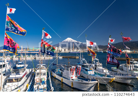 【靜岡縣】富士山，漁船高舉大漁旗，田子浦港迎接新年 110274643