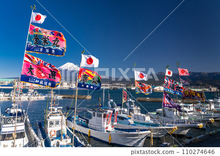 [Shizuoka Prefecture] Mt. Fuji, a fishing boat raising a big catch flag, Tagonoura Port welcoming the new year 110274646