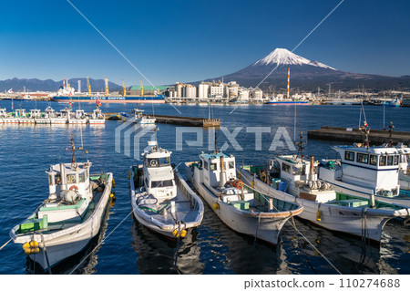 [Shizuoka Prefecture] Mt. Fuji and fishing boats, Tagonoura Port in the early morning 110274688