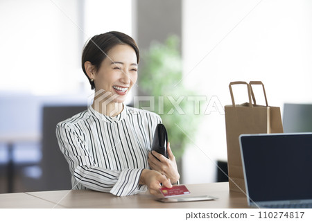 用信用卡購物的女人 110274817