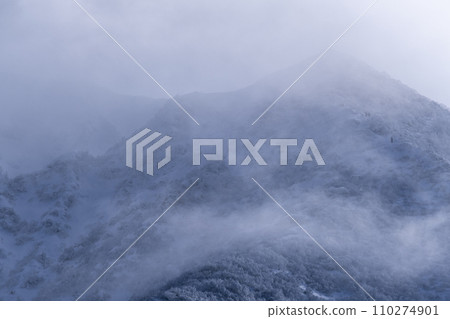 冬季登山大山的形象 110274901