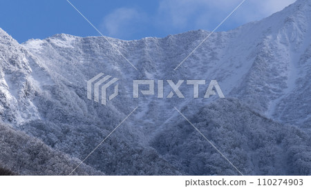 冬季登山大山的形象 110274903