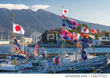 《Shizuoka Prefecture》Tagonoura Port welcomes the New Year with a fishing boat raising the big catch flag 《Shizuoka Prefecture》Tagonoura Port welcomes the New Year with a fishing boat raising the big catch flag 110275323