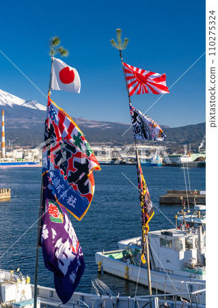 《靜岡縣》田子浦港漁船高舉大漁旗迎接新年 《靜岡縣》田子浦港漁船高舉大漁旗迎接新年 110275324