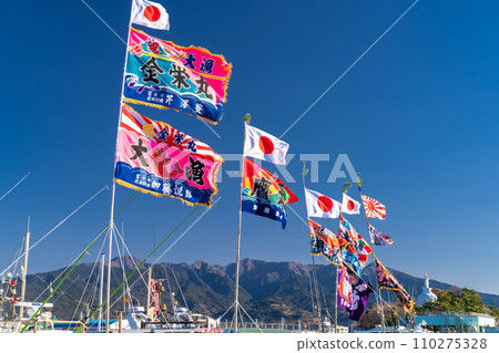 《Shizuoka Prefecture》Tagonoura Port welcomes the New Year with a fishing boat raising the big catch flag 110275328