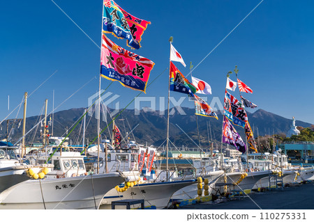 《靜岡縣》田子浦港漁船高舉大漁旗迎接新年 110275331