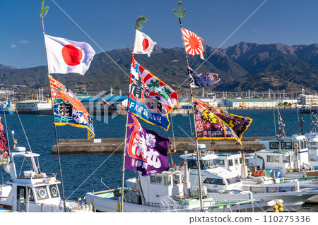 《Shizuoka Prefecture》Tagonoura Port welcomes the New Year with a fishing boat raising the big catch flag 110275336