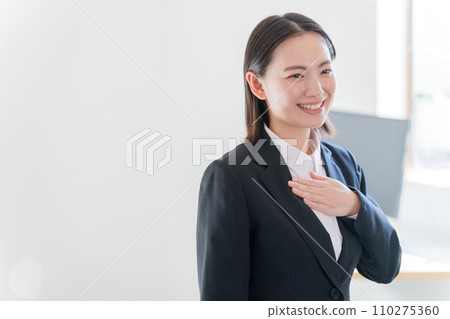把手放的女商人在胸口上 110275360