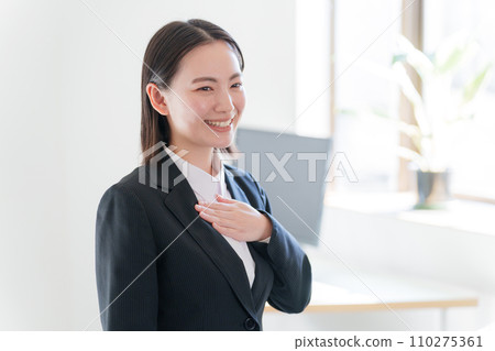 把手放的女商人在胸口上 110275361