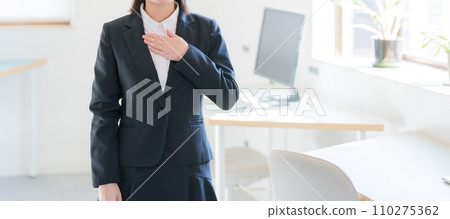把手放的女商人在胸口上 110275362