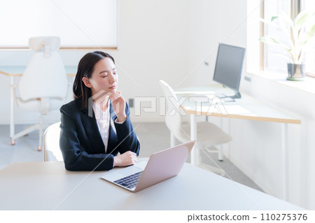 使用筆記型電腦思考的女商人 110275376