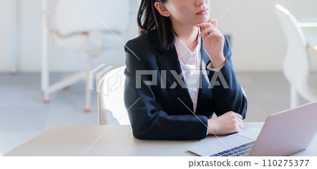 使用筆記型電腦思考的女商人 110275377