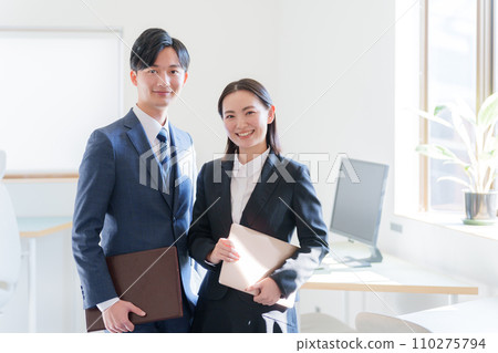 Smile business people 110275794