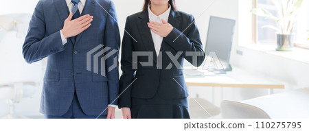 新商務人士把手放在胸前 110275795
