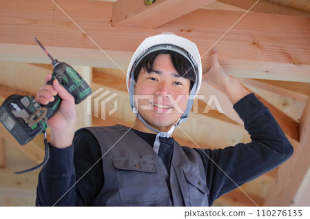 建築工地的男工人 110276135