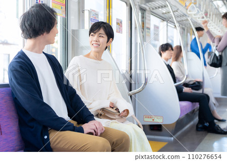 A young couple going on a train trip. Photography provided by Keio Electric Railway Co., Ltd. 110276654
