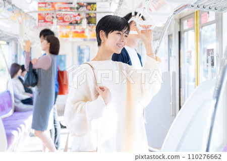 乘火車旅行的年輕女子。攝影由京王電鐵株式會社提供。 乘火車旅行的年輕女子。攝影由京王電鐵株式會社提供。 110276662