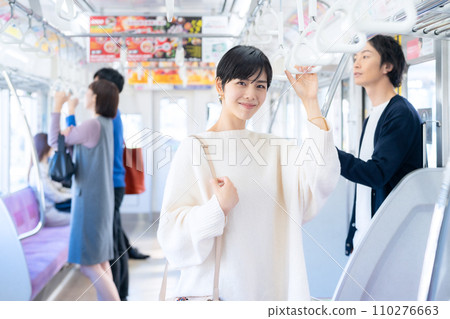 A young woman going on a trip by train. Photography provided by Keio Electric Railway Co., Ltd. A young woman going on a trip by train. Photography provided by Keio Electric Railway Co., Ltd. 110276663