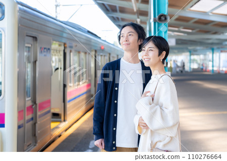 A young couple going on a train trip. Photography provided by Keio Electric Railway Co., Ltd. A young couple going on a train trip. Photography provided by Keio Electric Railway Co., Ltd. 110276664