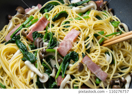 Spinach, bacon and mushroom pasta, cooking scene. Spinach, bacon and mushroom pasta, cooking scene. 110276757