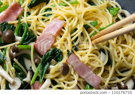 Spinach, bacon and mushroom pasta, cooking scene. 110276758