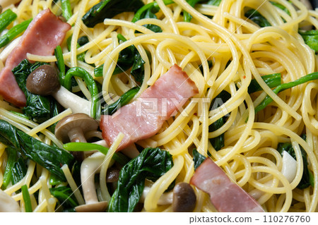 Spinach, bacon and mushroom pasta, cooking scene. Spinach, bacon and mushroom pasta, cooking scene. 110276760