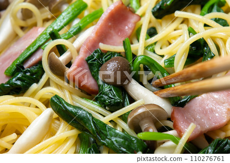 Spinach, bacon and mushroom pasta, cooking scene. Spinach, bacon and mushroom pasta, cooking scene. 110276761